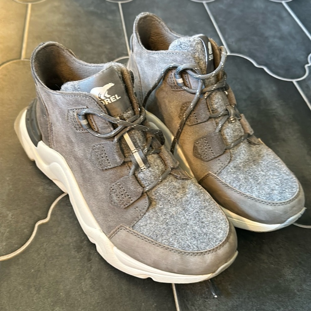 New Sorel grey white Kinetic rnegd caribou waterproof boots. Worn 2 times.